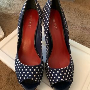 Navy blue/white polka dot pumps